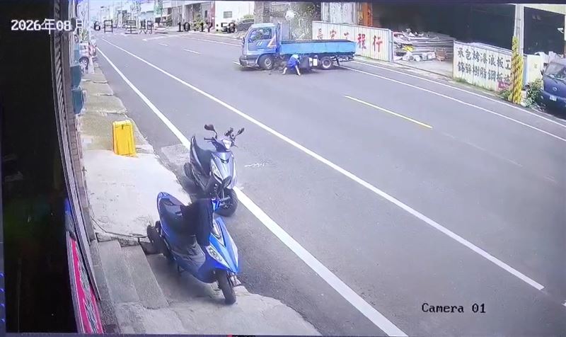 外送員連人帶車撞上貨車,外送箱的飲料噴飛四濺,畫面驚悚。(圖/翻攝畫面)