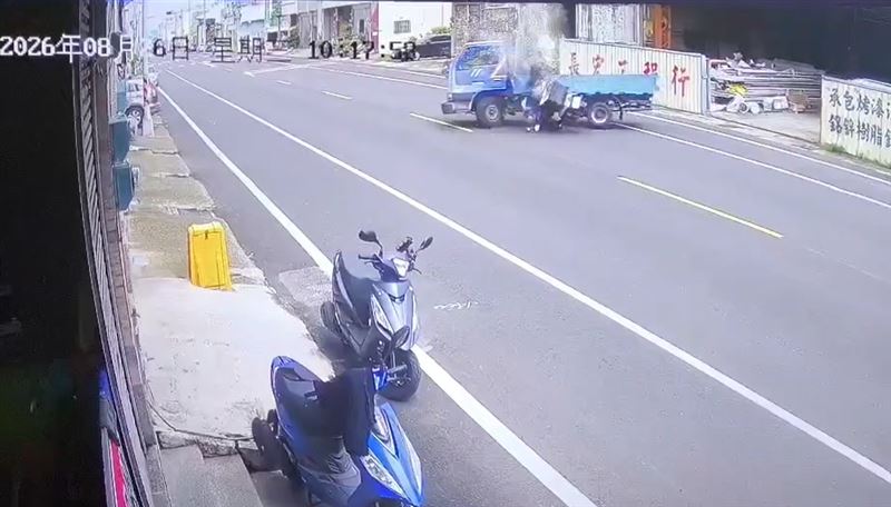 藍色貨車突然從路邊往左迴轉,導致18歲外送員煞車不及迎面撞上。(圖/翻攝畫面)