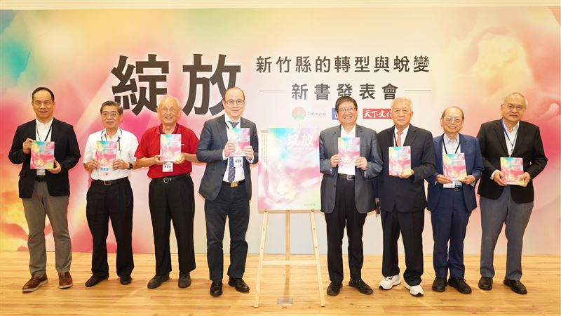 縣政專書《綻放》重磅出版楊文科不忘初心