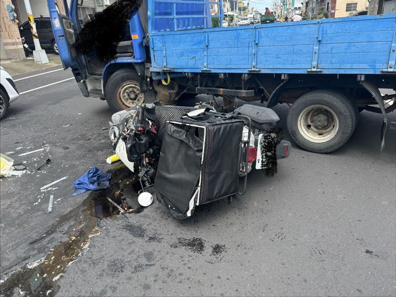 強力撞擊導致18歲蘇姓外送員當場昏迷,所幸送醫搶救後恢復意識。(圖/翻攝畫面)