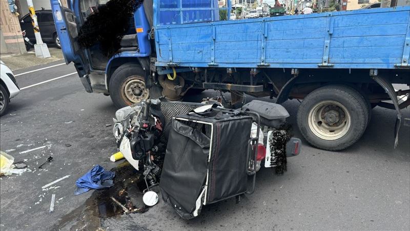 貨車左切迴轉沒在看　18歲外送員攔腰直撞