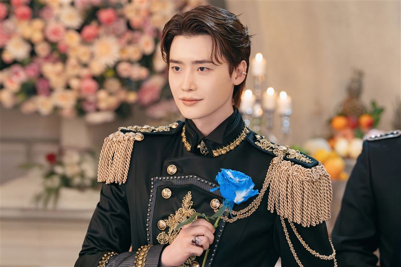 李鍾碩在《再婚皇后》劇中飾演西王國王子海因里。（圖／Disney+提供）