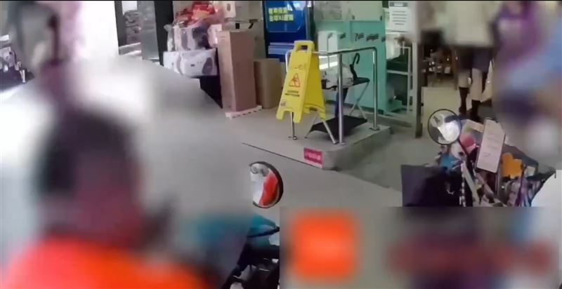 64歲鄭姓女子、60歲黃姓男子前往醫院就診準備搭捷運返家,黃男卻因行動不便來不及下車走散。(圖/翻攝畫面)