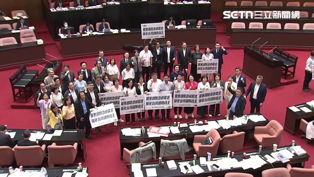 立法院27日審議無人機條例，民進黨團立委在議場內高喊強化國防等訴求（圖／翻攝畫面）