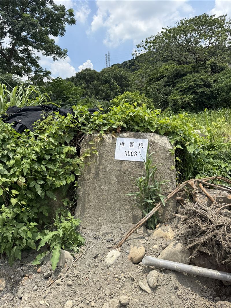 土方開發公司負責人林男向外收取土方處理費,又將土方出售給砂石場。(圖/翻攝畫面)