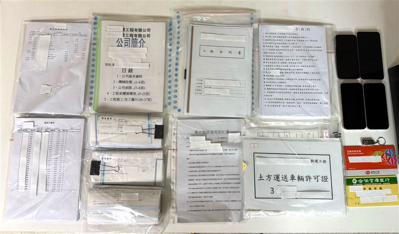專案小組兵分多路進行搜索,逮到砂石場羅男、土方開發公司負責人林男等17人。(圖/翻攝畫面)