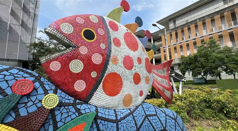 屏東縣立美術館「當繁花盛開」展出草間彌生經典作品，民眾可近距離感受其標誌性的圓點美學。（圖／翻攝畫面）