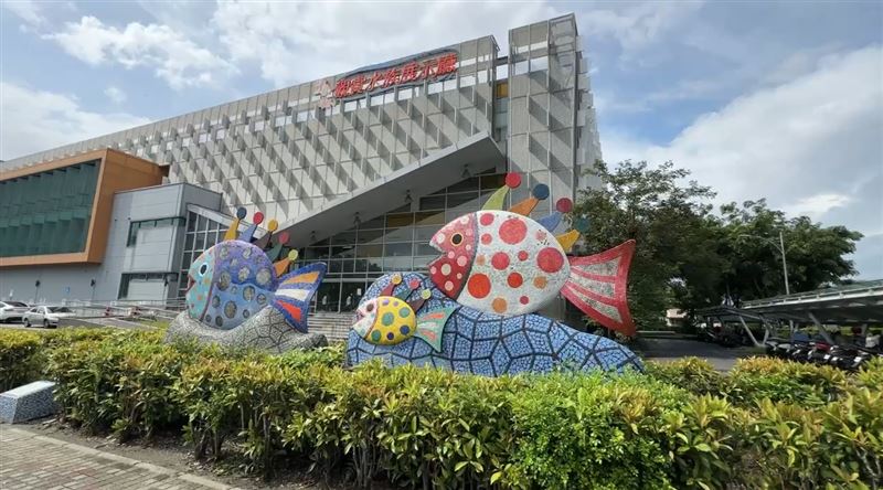 日本當代藝術巨擘草間彌生逝世，屏東縣立美術館「當繁花盛開」展期倒數，吸引不少民眾把握機會前往觀展。（圖／翻攝畫面）