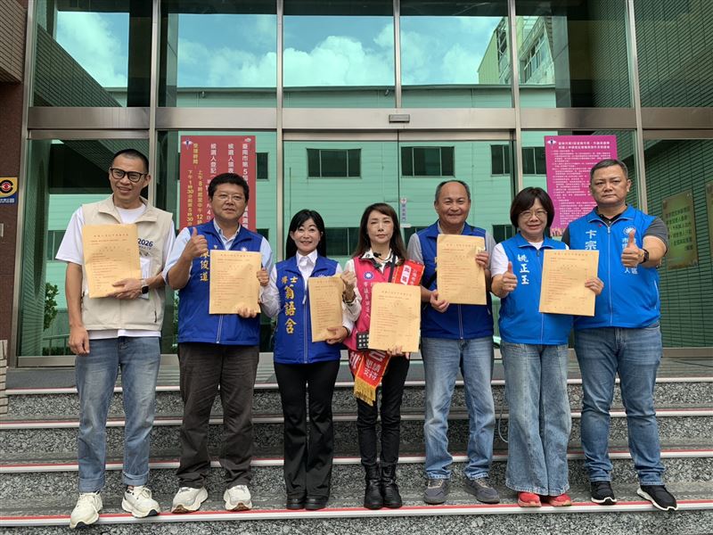 謝龍介今日由市議員參選人童小芸、卞宗康、周宏昌、姚正玉、廖俊道、翁語含等人代表，前往台南市選舉委員會完成領表（圖／謝龍介國會辦公室提供）