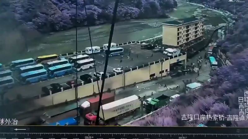 尼泊爾與中國西藏邊境26日爆發毀滅性洪災,災情相當慘重。(圖/翻攝畫面)