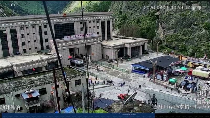 尼泊爾與中國西藏邊境26日爆發毀滅性洪災。(圖/翻攝畫面)