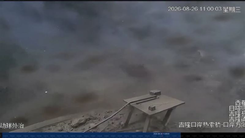 洪災所過之處建物全被吞沒。(圖/翻攝畫面)