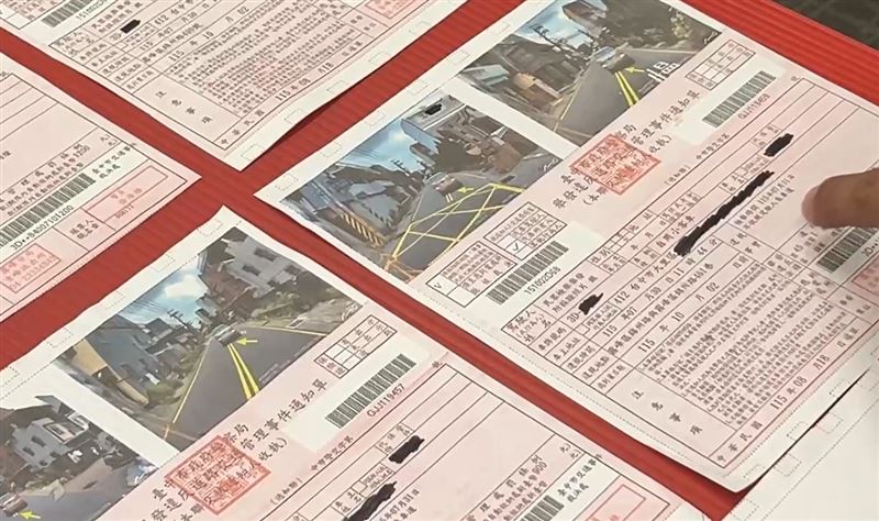 駕駛主張違規地點在巷口，且道路寬僅8米，為閃車才被迫跨越雙黃線行駛。(圖／翻攝畫面)