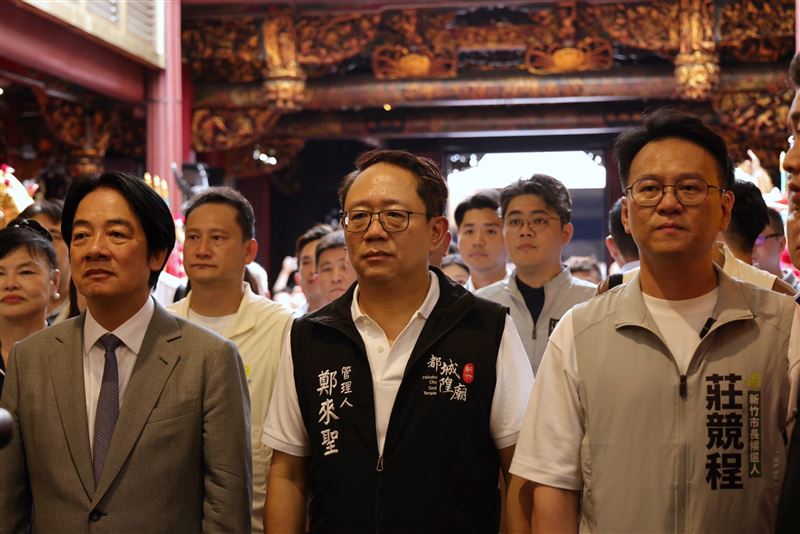 新竹都城隍祭奉旨賑孤遶境活動今天登場,總統賴清德首度以總統身份參與,合體新竹市長候選人莊競程(右1)。(圖/民進黨新竹市黨部提供)