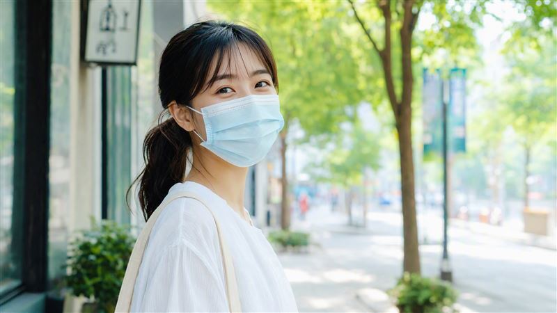 確診流感怕傳染家人,戴口罩睡覺反而可能因移位、受潮降低防護。胸腔暨重症專科醫師黃軒指出,分房睡、保持距離及通風更重要。(圖/AI製圖)