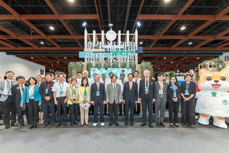 總統賴清德在簡又新大使陪同下參訪經濟部展區，並與現場貴賓共同合影，展現政府攜手產業推動能源轉型、淨零發展與循環經濟的行動成果