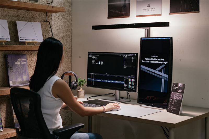 ScreenBar® Max內建可調式後背光功能。(圖/BenQ提供)
