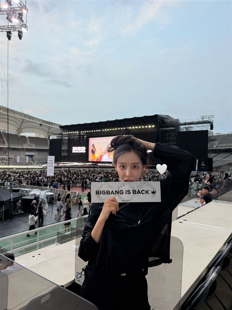 金詩媛（김시원）現身韓團BIGBANG出道20週年演唱會。（圖／翻攝自IG @siw0ns）