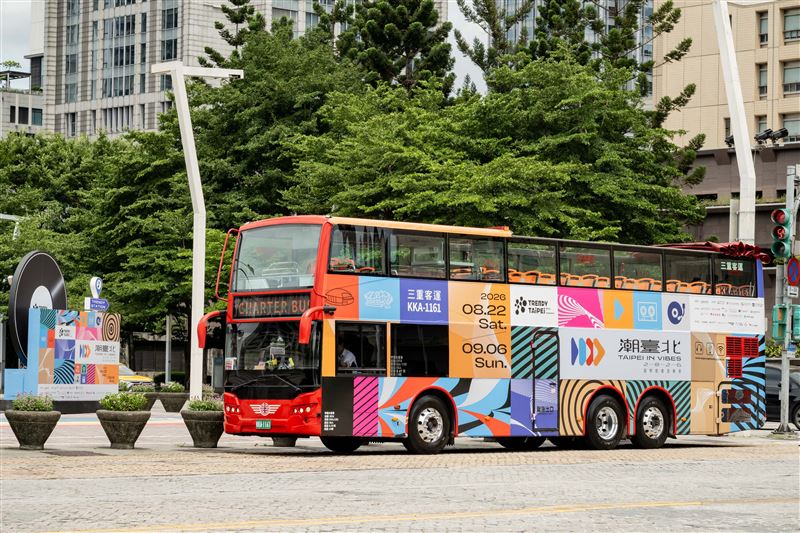 「潮臺北 TRENDY TAIPEI」限定雙層觀光巴士「潮!專車」。(圖/臺北市政府提供)