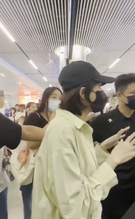 曾沛慈在機場遭粉絲包圍。（圖／翻攝自賣勾靠杯微博）