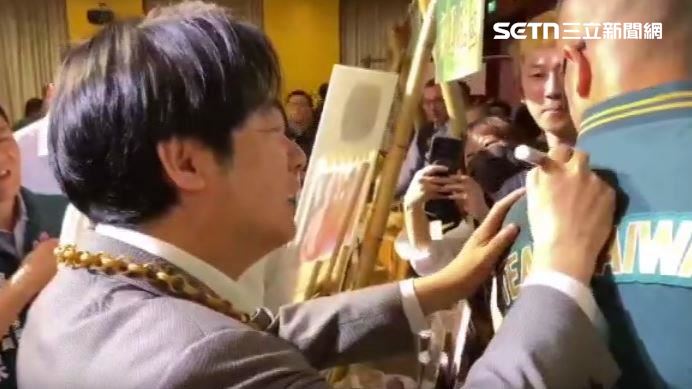 賴清德戴「金項鍊」幫民眾簽名