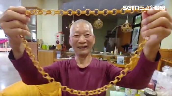 賴總統嘻哈風！戴超粗金鍊　是竹子串成的