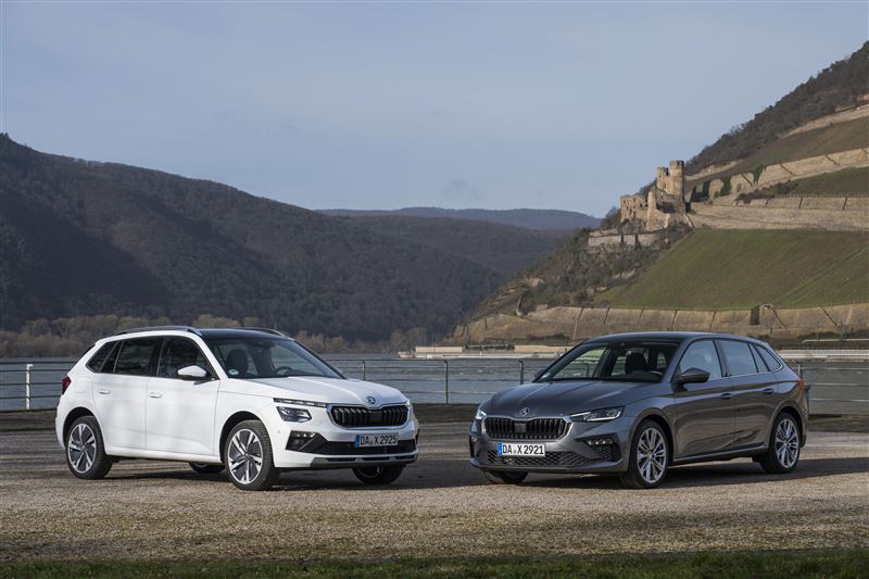 Škoda Kamiq(左)與Scala(右)攜手Fabia及Karoq率先完成2027年式轉換,與歐洲同步生產的全新車源已陸續抵台交付,售價維持不變。(車型示意)。(圖/Škoda提供)