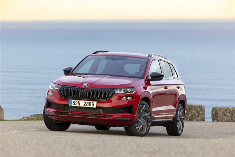 Škoda Karoq以俐落設計與靈活空間滿足多元用車需求,2027年式同步升級安全、便利科技與品牌識別,進一步強化產品競爭力。(車型示意)。(圖/Škoda提供)
