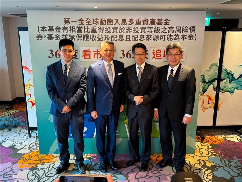 AI漲多震盪,市場面臨資金過度集中與評價修正風險。為對抗高波動,投信圈掀起跨資產防禦戰。數據顯示,採股債平衡配置可降年化波動至13.3%,助投資人建構兼顧成長與防禦的穩健現金流。(圖/記者師瑞德攝影)