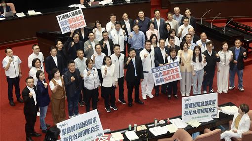 無人機條例三讀通過　國民黨團表立場立法院會27日三讀通過「強化國防自主暨無人載具產業發展條例」，國民立院黨團齊聚在議場中舉牌、振臂表立場，強調「強化國防自主、振興台灣產業」等。中央社記者張皓安攝　115年8月27日