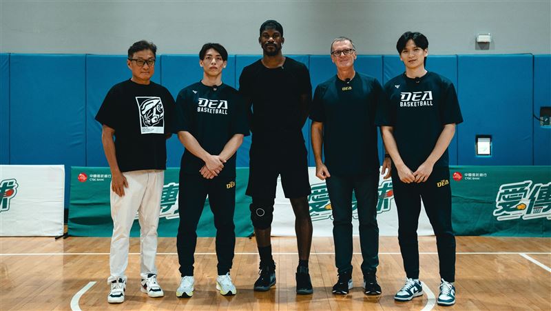 NBA球星「士官長」巴特勒擔任「Jimmy Butler x CTBC公益反毒籃球營」總教練,和中國信託金融控股公司董事會秘書長高人傑(左一)、中信特攻總教練費雪(右二)、球員謝亞軒(右一)、魏嘉豪(左二)合影。(圖/中信銀行提供)