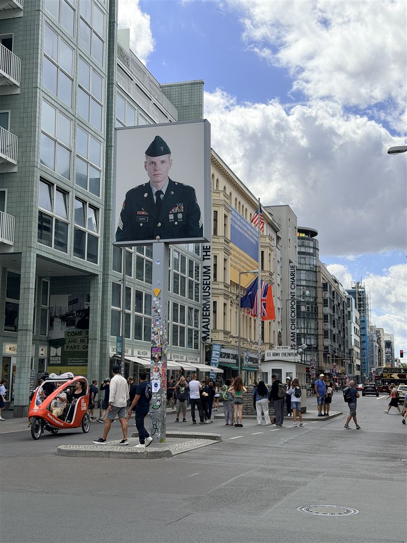 柏林查理檢查哨一帶至今保留大量冷戰與軍事歷史記憶，但街頭早已回到觀光與日常生活。俄烏戰爭後，德國重新討論民防與備戰，如何讓戰爭風險重新進入一般人的生活認知，也成為歐洲目前面對的課題。（圖／記者彭光偉攝影）