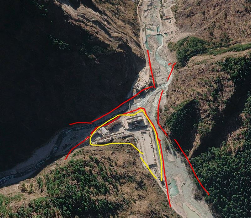 尼泊爾、西藏邊境26日爆發山洪，中國吉隆口岸瞬間遭吞噬，山洪暴發前西藏吉隆口岸的空拍圖，該棟大型建築物竟然直接蓋在河道上。（圖／翻攝自杜奕瑾臉書）