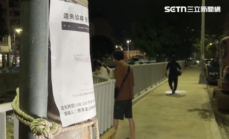 台中新婚2個月的夫妻,傳出不慎遺失婚戒,懸賞10萬元獎金協尋,許多民眾紛紛趕赴搜索。(圖/翻攝畫面)