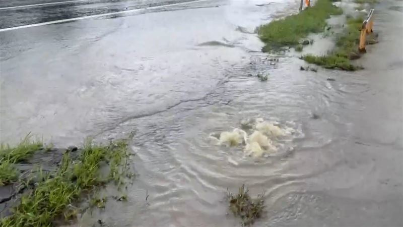 受到輕颱沙德爾影響,高雄小港區(大坪頂)出現積淹水。(圖/翻攝畫面)