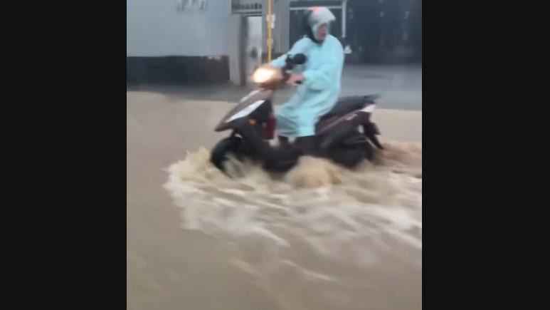 受到輕颱沙德爾影響,高雄小港區(大坪頂)出現積淹水。(圖/翻攝畫面)