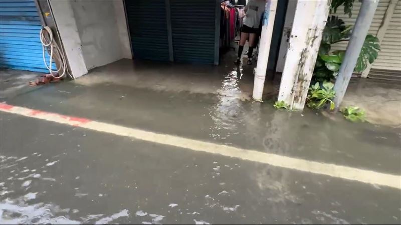 屏東新園鄉也出現淹水。(圖/翻攝畫面)