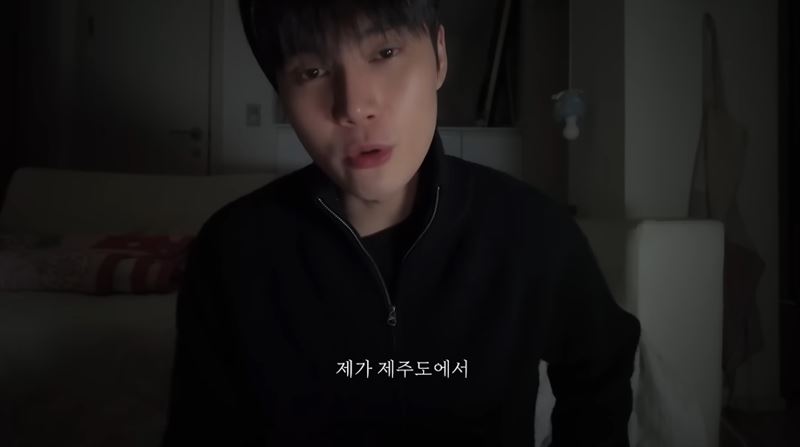 成玹祐2021年在濟州島城山遭醉酒男子持刀威脅。(圖/翻攝自@WOO(성현우))
