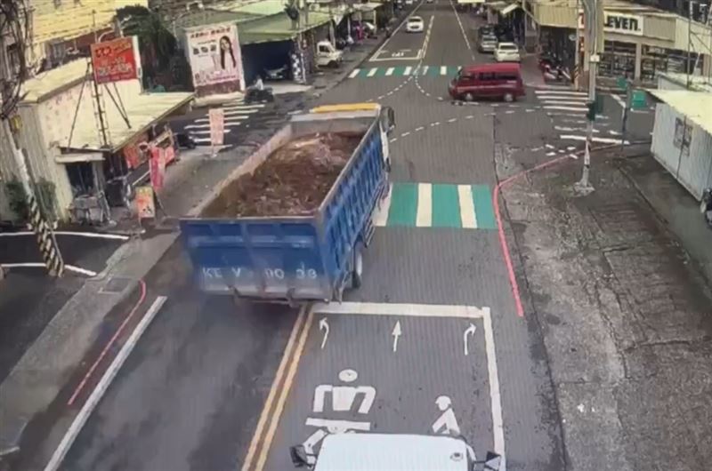 載滿砂石的大貨車逆向闖紅燈，猛力撞上準備左轉的廂型車。(圖／翻攝畫面)