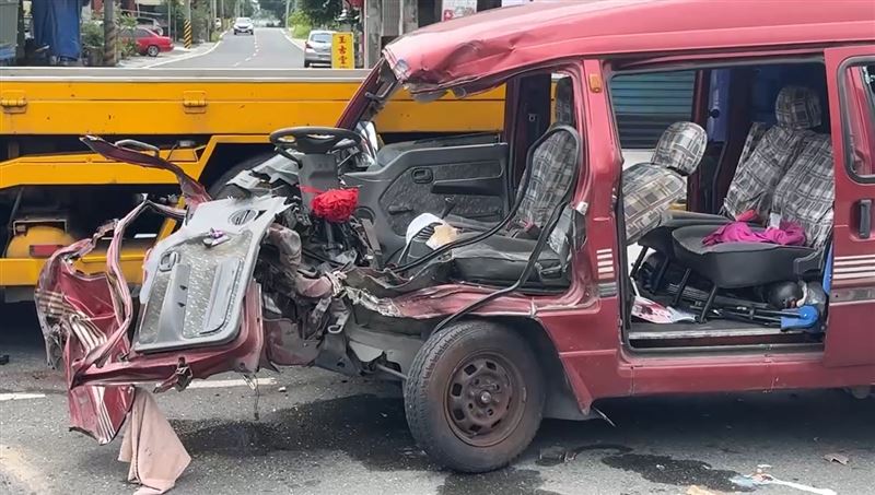 大貨車闖紅燈逆撞廂型車　車頭慘削爛解體