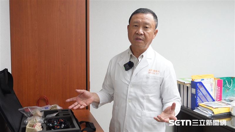 記者詢問羅綸洲醫師,除了醫學知識和手術技術外,最想告訴後輩的一句話是什麼?他幾乎沒有多想便回答:「最重要的一句話就是『勿忘初衷』。」羅綸洲坦言,顱顏醫療確實是一條需要奉獻的路,醫師當然可以有不同選擇、發展其他專業,但無論未來走到哪裡,都不要忘記對顱顏孩子的照顧。(圖/記者張雅筑攝)