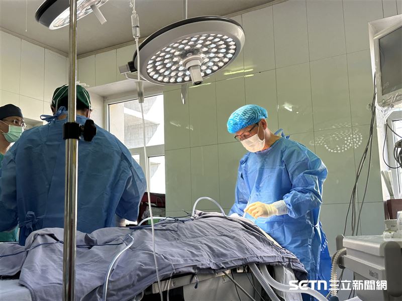 已經70歲的羅綸洲醫師,至今仍站在手術台上,親自為顱顏患者進行修補手術。雖然現在的手術量已比過去減少許多,但他坦言,自己仍然喜歡開刀,尤其身旁有年輕醫師一起學習時,更會把握每一次機會,從手術步驟到細微的縫合技巧,一點一滴分享自己數十年累積的經驗。圖為蒙古婦幼醫院,羅慧夫顱顏基金會「用愛彌補義診團」赴蒙古義診時,羅綸洲醫師在當地替顱顏患者進行手術的畫面。(資料照/記者張雅筑攝)