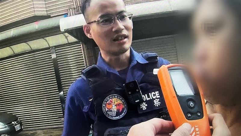 63歲阿姨酒駕遭逮！甜喊警察弟弟+摸大腿