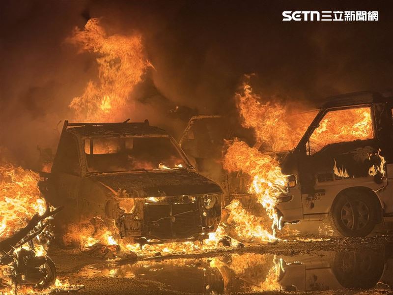 台南歸仁廢車場清晨爆惡火,70輛汽機車付之一炬。(圖/翻攝畫面)