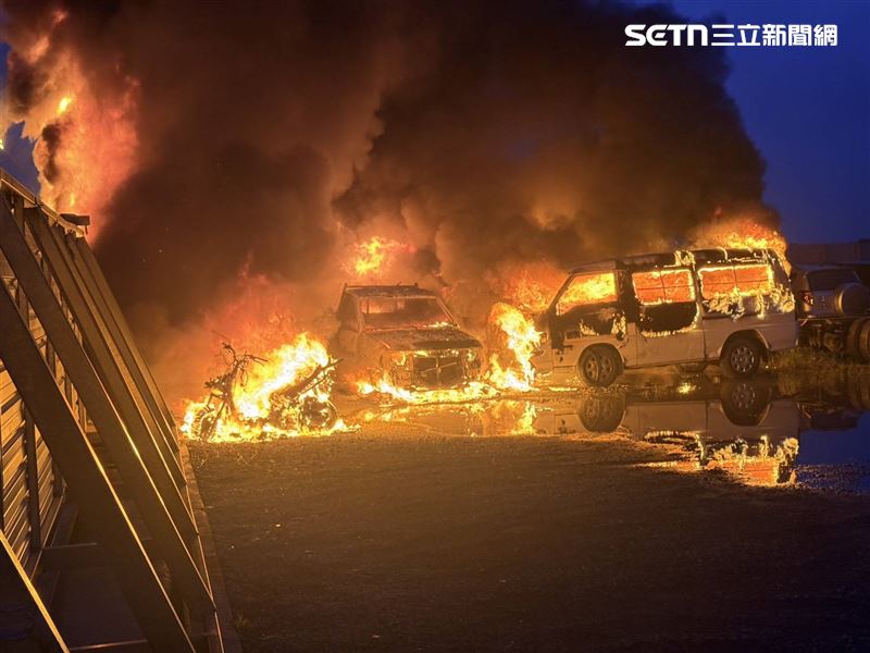 台南歸仁廢車場清晨爆惡火,70輛汽機車付之一炬。(圖/翻攝畫面)