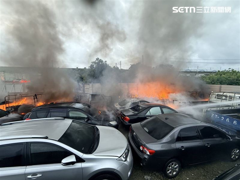 台南歸仁廢車場清晨爆惡火,70輛汽機車付之一炬。(圖/翻攝畫面)