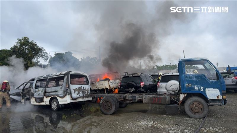 台南歸仁廢車場清晨爆惡火,70輛汽機車付之一炬。(圖/翻攝畫面)