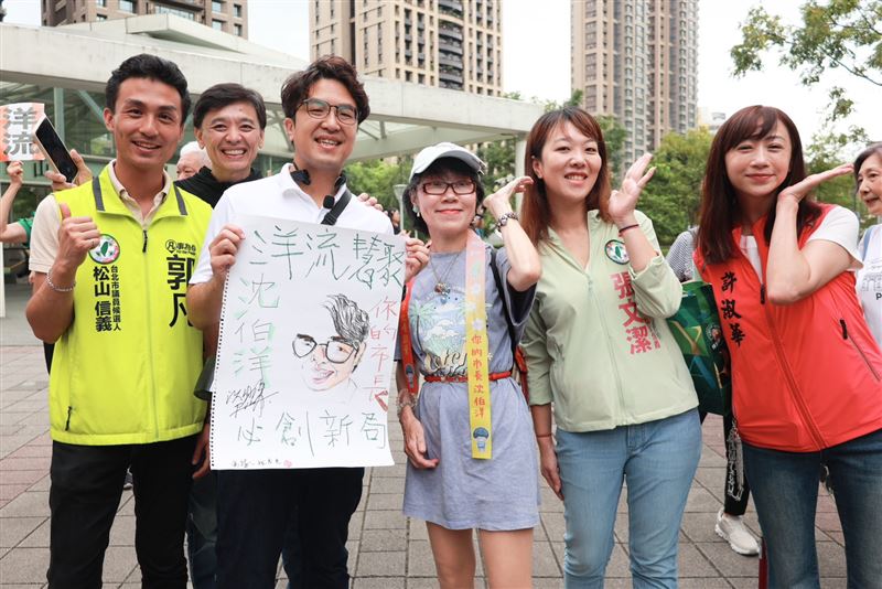 拜票現場曝光一批「限量版文宣品」，是支持者DIY自製小物。沈伯洋當場驚呼「好可愛」，更打趣說道「我們官方比較像二創，這些人比較像原創」。（圖／沈伯洋辦公室提供）