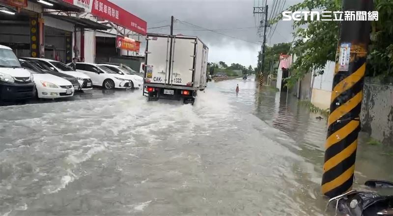屏東潮州大雨造成淹水,一度深及膝蓋。(圖/記者朱俊傑攝影)