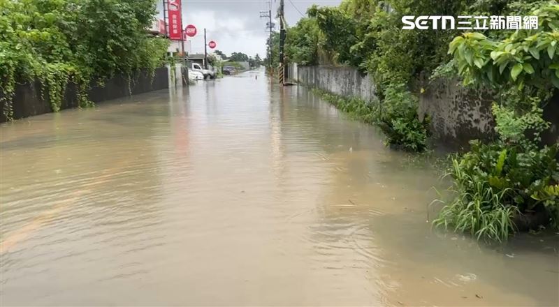 屏東潮州大雨造成淹水,一度深及膝蓋。(圖/記者朱俊傑攝影)